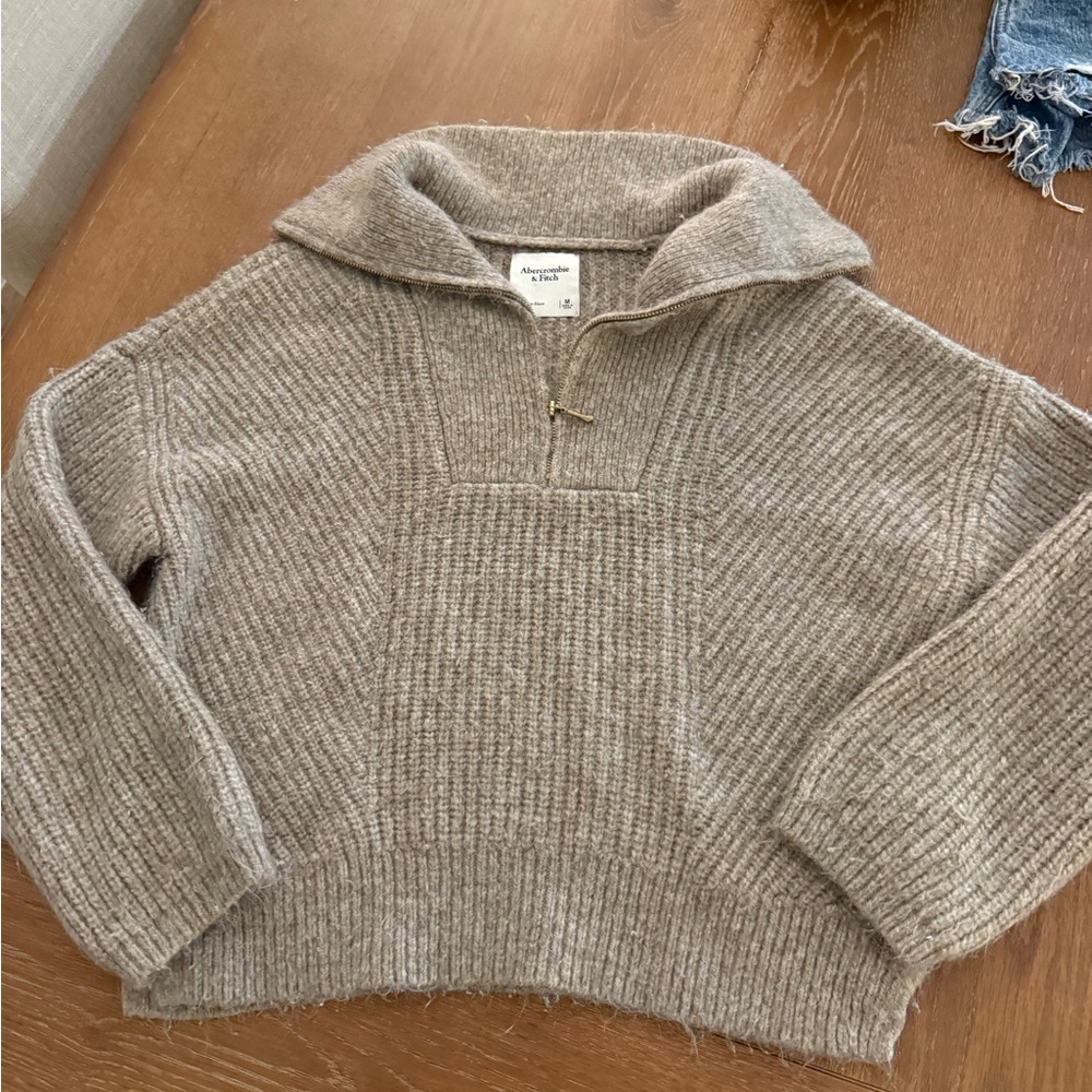 Abercrombie & Fitch Women's Beige Sweater